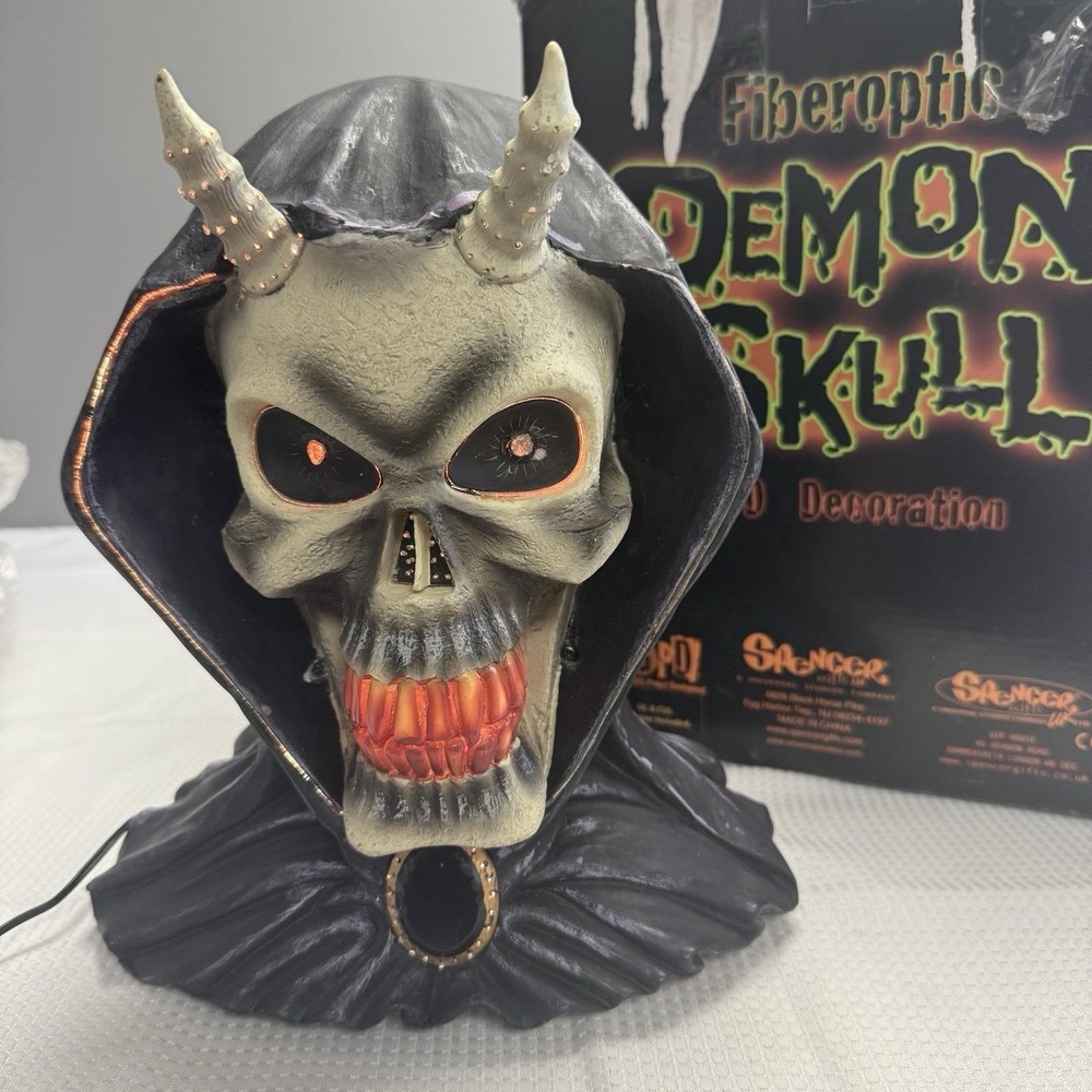 Demon Skull 2002 Fiber Optic Lights Changing 3D Halloween Spencers Vintage works